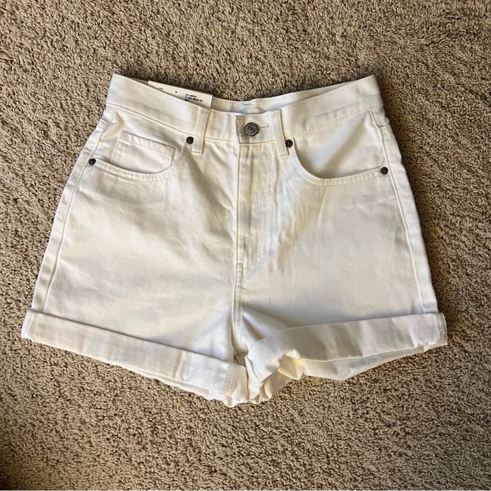 Size 25 NWT Uniqlo women’s shorts, white